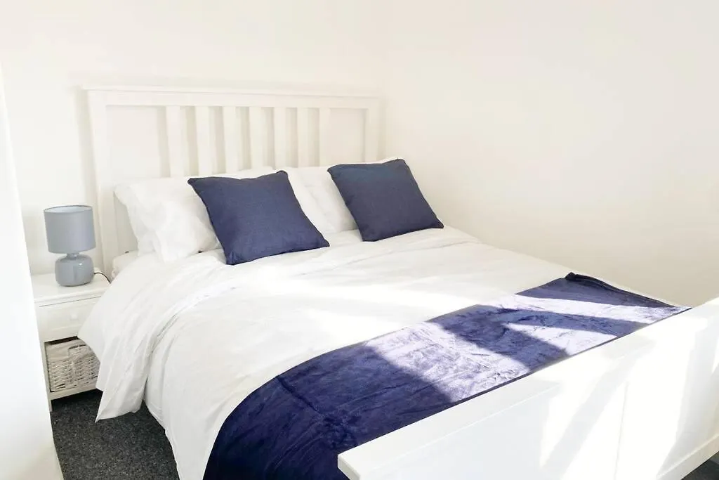 Bristol House Free Parking & Airport & M1 & Contractor-1